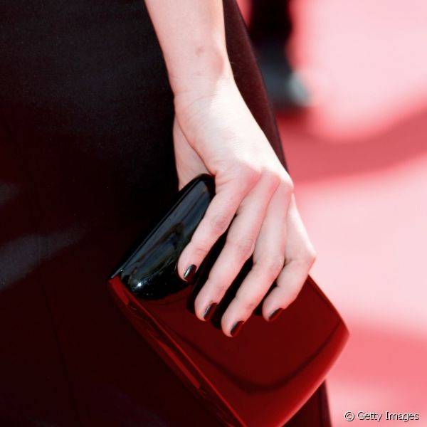 A atriz Melisa Sozen escolheu o clássico preto para pintar as unhas para assistir a pré-estreia do filme 